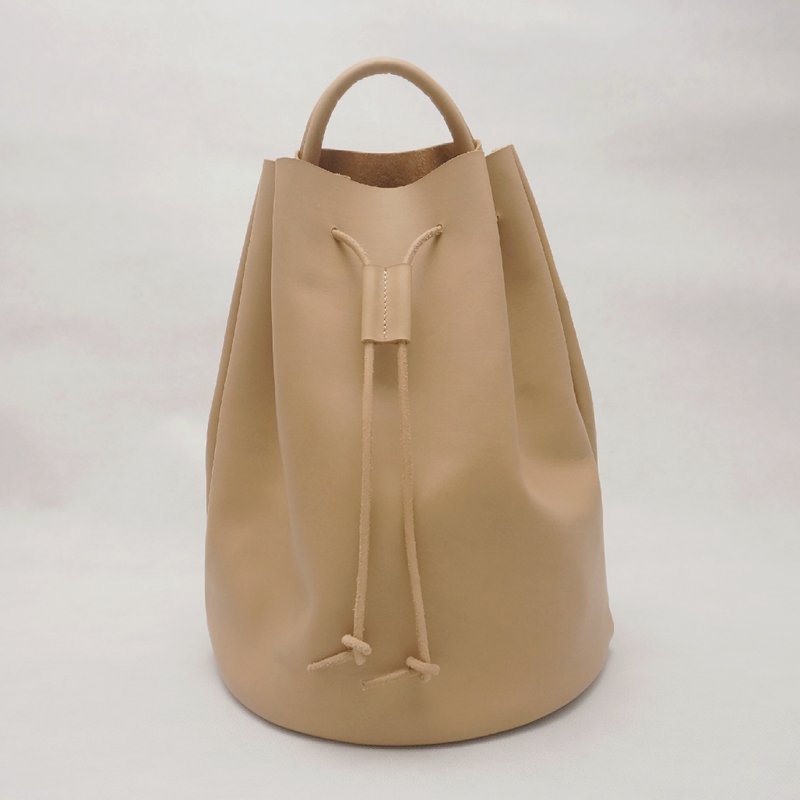 Bert伯特．侧背束口桶包．沙漠色 / 皮革 / RRENAE Leatherware - 侧背包/斜挎包 - 真皮 卡其色