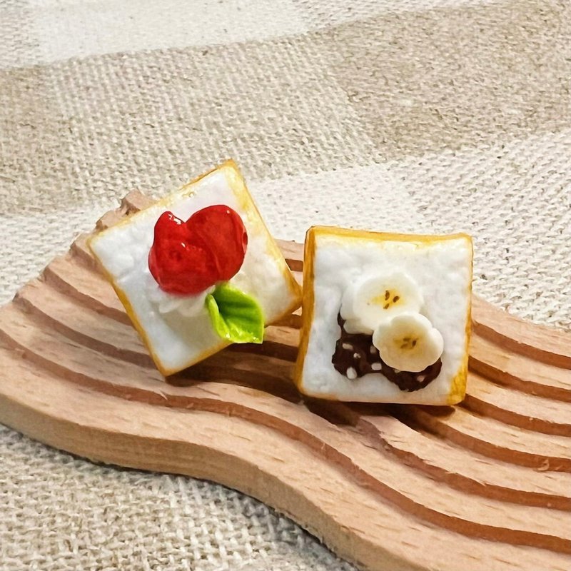 草莓与香蕉吐司耳环组(两个一组) (可改耳夹式) - 耳环/耳夹 - 粘土 多色