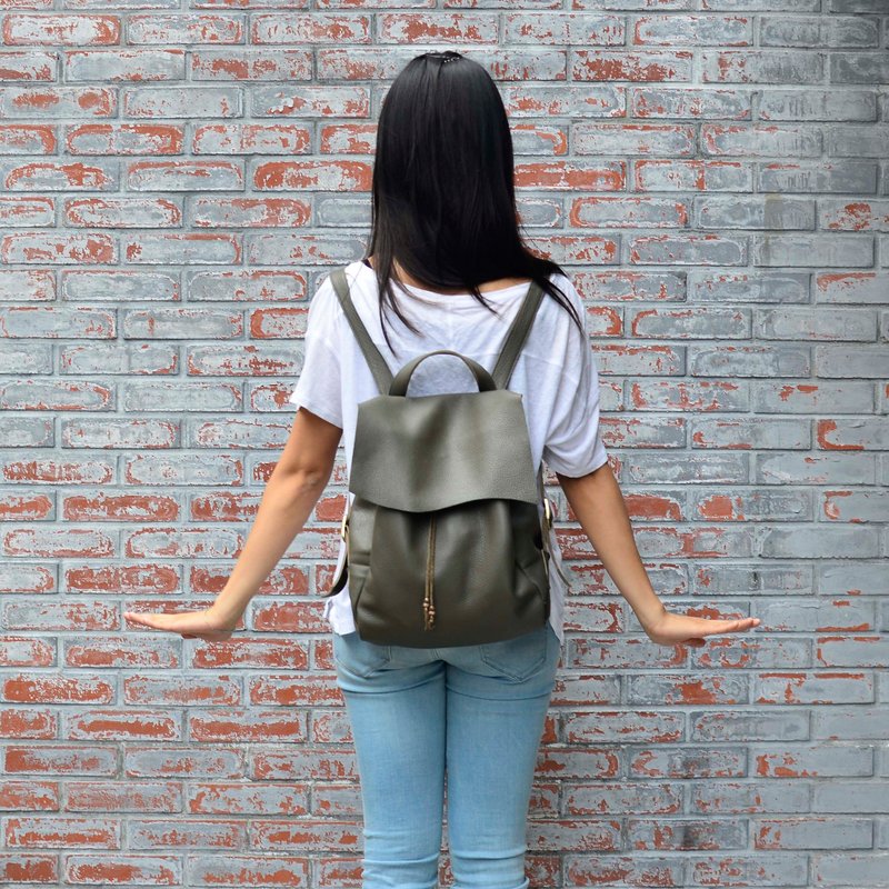 【CC的偶像包袱】牛皮后背包 墨绿色皮革 旅行 可调长度 有内袋 - 后背包/双肩包 - 真皮 绿色