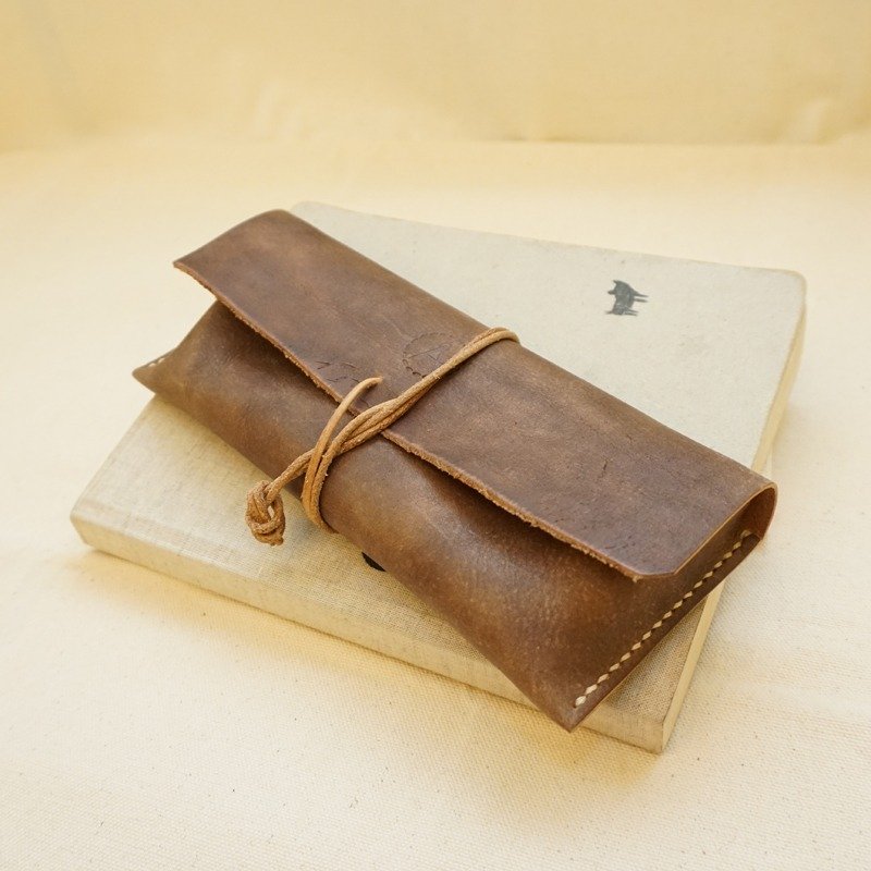 雪花纷飞系列皮革绕绳笔盒-巧克棕 - 铅笔盒/笔袋 - 真皮 咖啡色
