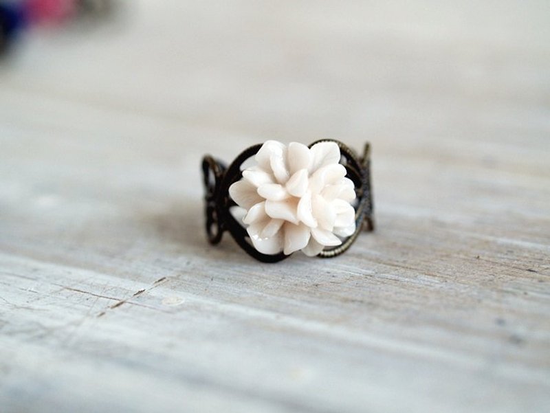 ♥小礼物♥ OldNew Lady-古董花戒指-小花束款【粉白色】 - 戒指 - 塑料 粉红色