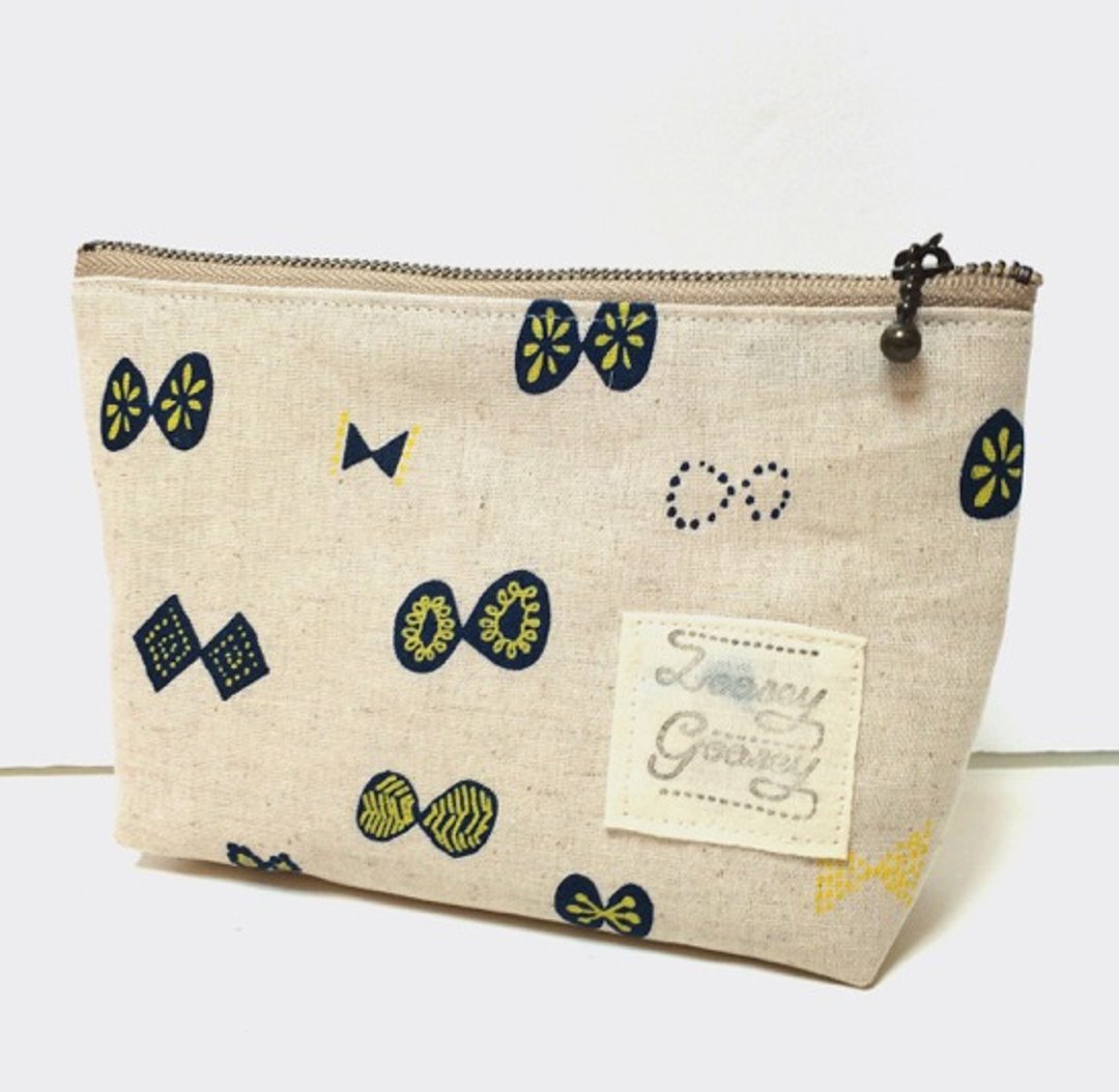 Butterfly ribbon pouch Cotton linen creation - 化妆包/杂物包 - 棉 白色