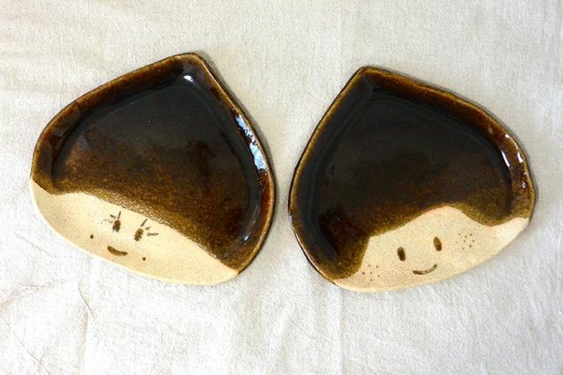 大栗子兄妹陶盘（大尺寸） - 浅碟/小碟子 - 其他材质 咖啡色