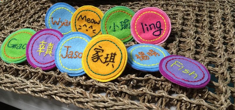 定制化手缝绣字姓名别针 - 胸针 - 其他材质 