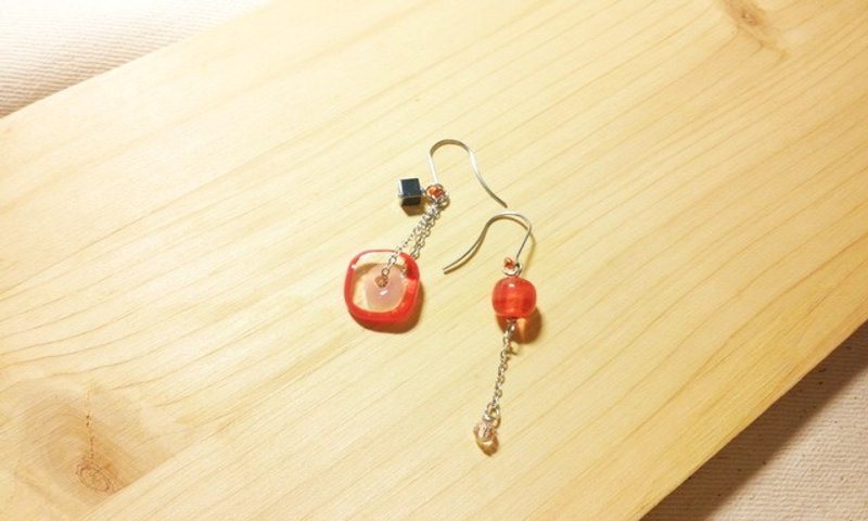 柚子林琉璃 不对称设计款-摩登几何风 -暖风红x雾白 可改夹式 - 耳环/耳夹 - 玻璃 多色