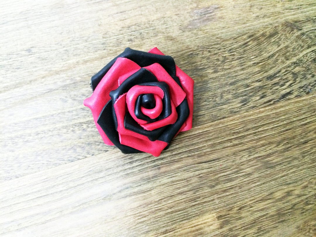 红黑间色皮革玫瑰襟花【花】【胸针】 - 胸针 - 真皮 红色