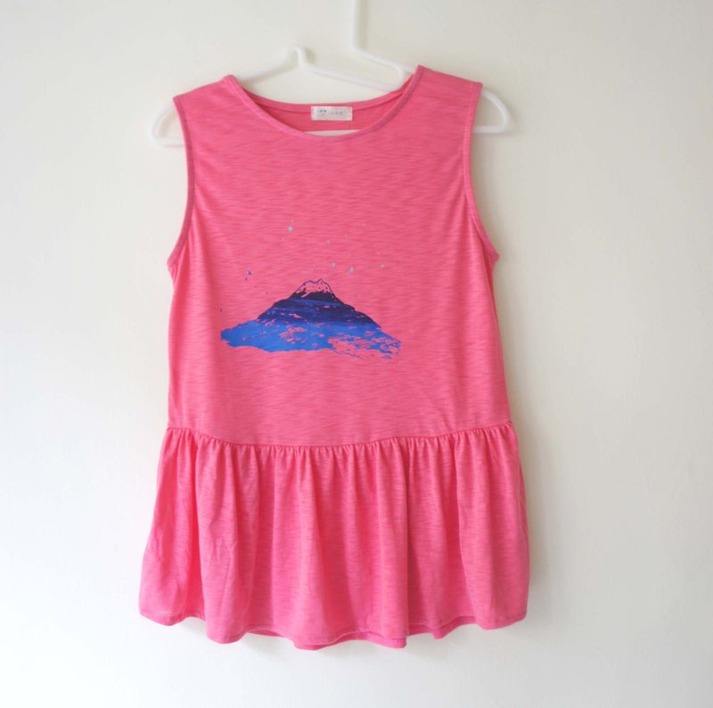 小波浪裙摆背心粉桃色 三个图案 一座小山 / 猫咪 / 翻山越岭 - 女装背心 - 棉．麻 红色