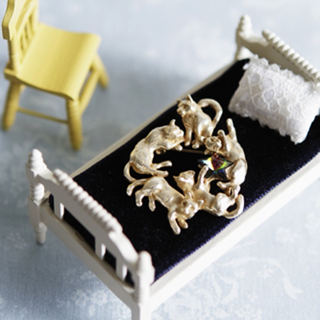 Cat of time / pin brooch - 胸针 - 其他金属 灰色