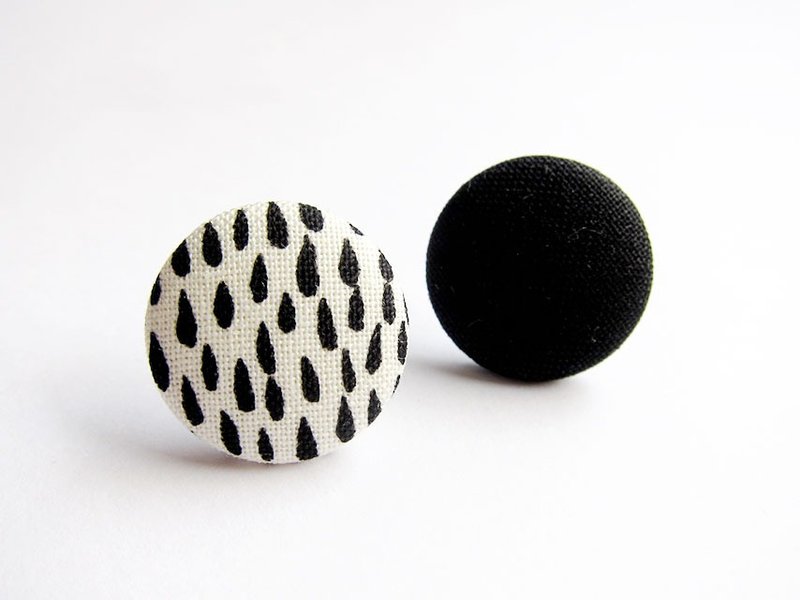 布扣耳环 黑白相间 可做夹式耳环 - 耳环/耳夹 - 纸 黑色