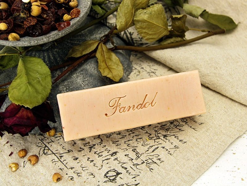 邱比特的亲吻皂条 │中干性肤质适用 有机玫瑰纯露 - 沐浴用品 - 植物．花 红色