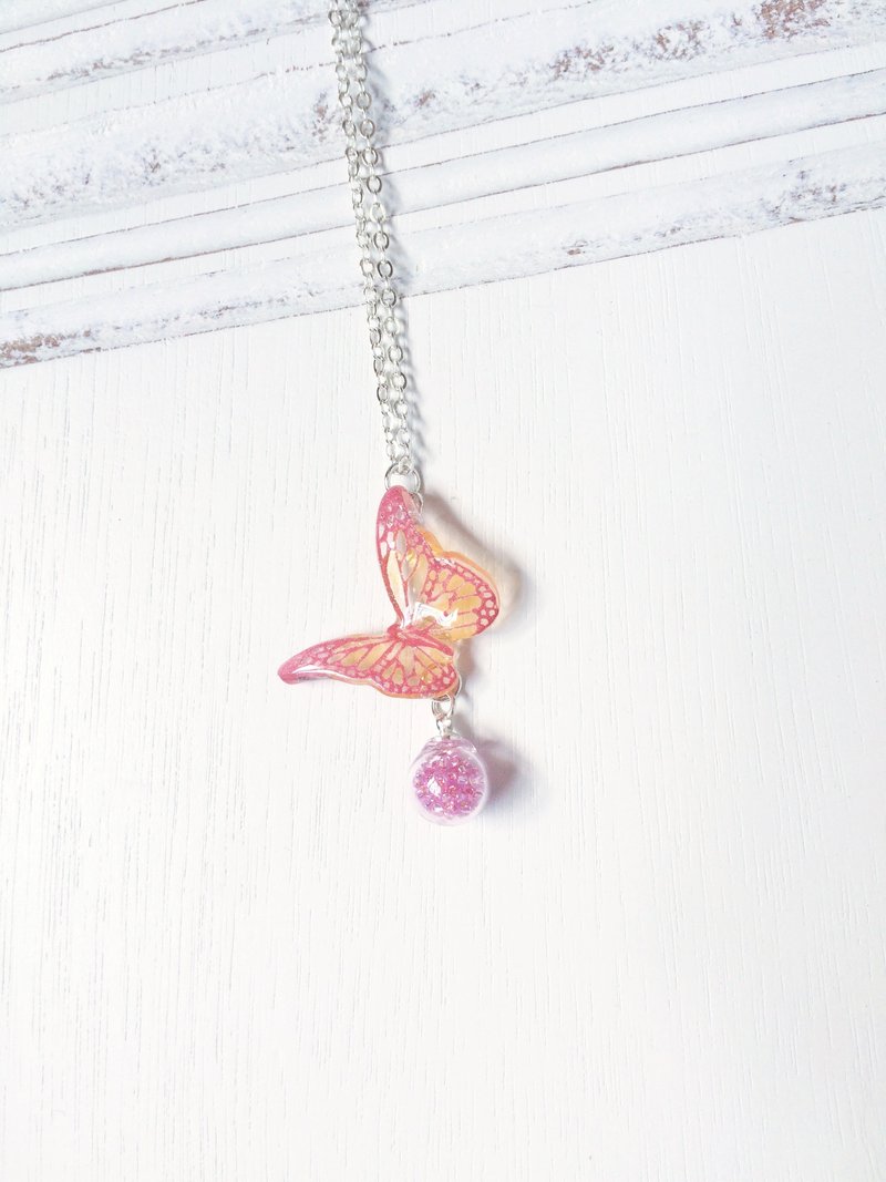 *Haku·Neko* 粉红纹理手绘蝴蝶闪烁玻璃球颈链 - 颈链 - 玻璃 粉红色