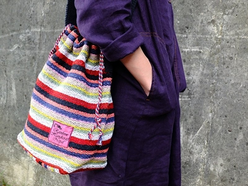 <全台独家手工编织>尼泊尔RHN中型水桶包（枣红彩纹+蓝黑背袋） - 侧背包/斜挎包 - 其他材质 多色