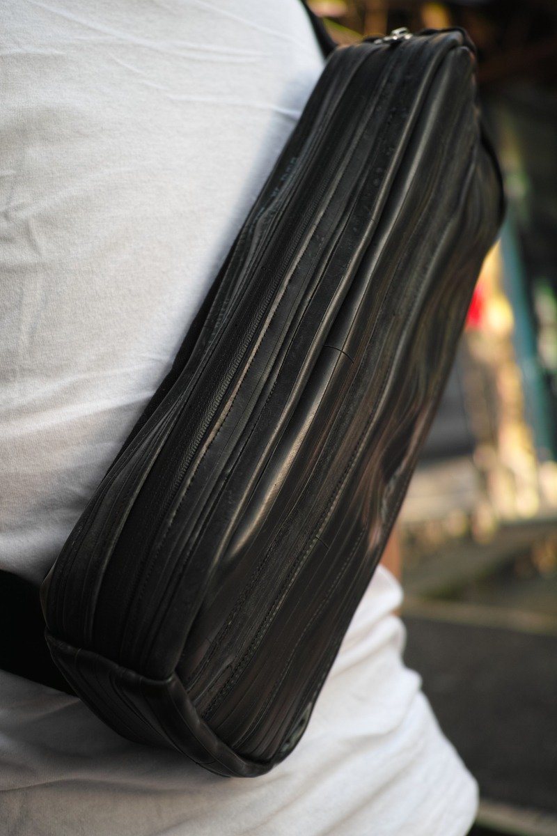 环保单车内胎斜背小包 - 侧背包/斜挎包 - 其他材质 黑色