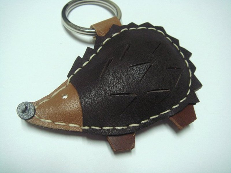 { Leatherprince 手工皮革 } 台湾MIT 咖啡色 可爱 刺猬 纯手工缝制 皮革 钥匙圈 / Heather the Hedgehog Leather Keychain ( Dark Brown ) - 吊饰 - 真皮 