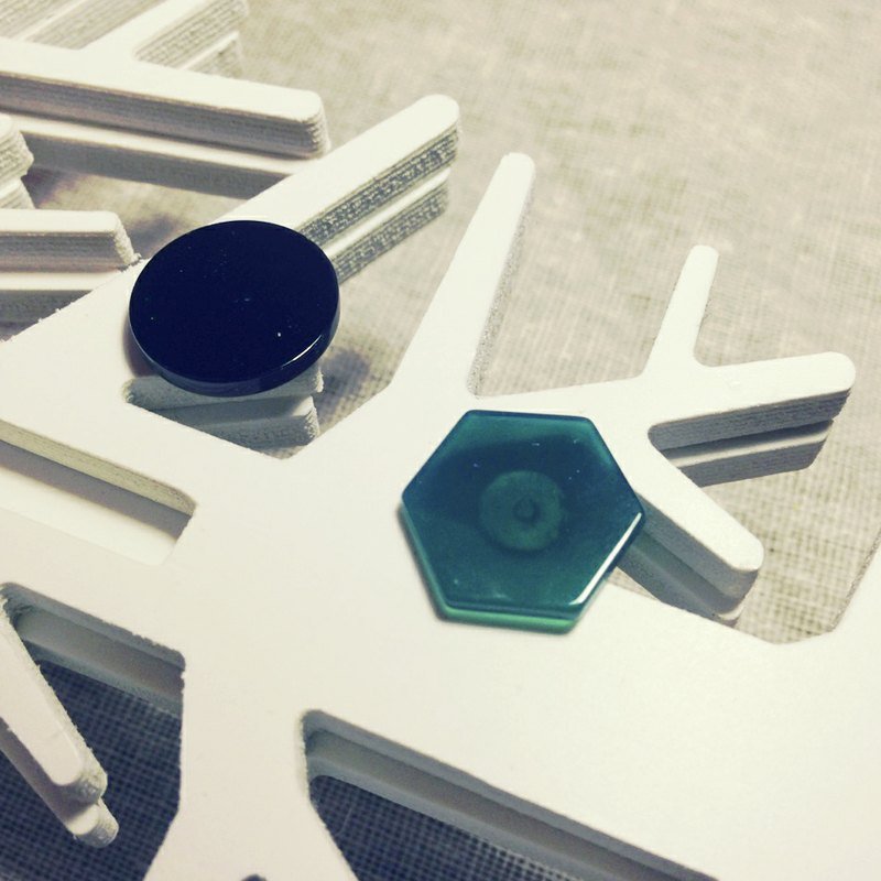 单身几何。天然石个性耳环 - 耳环/耳夹 - 宝石 绿色