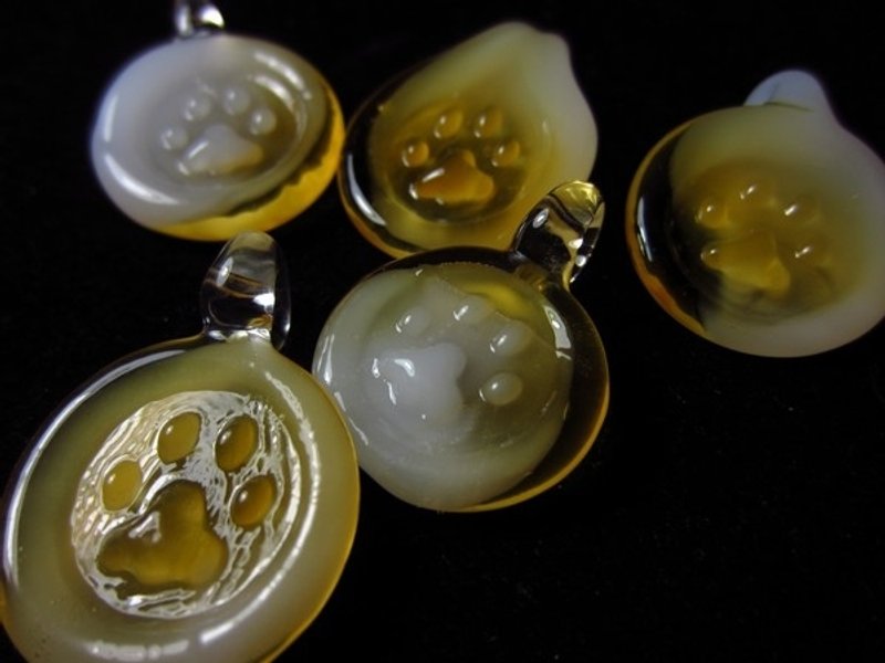 喵~~~肉球吊饰 - 项链 - 玻璃 多色