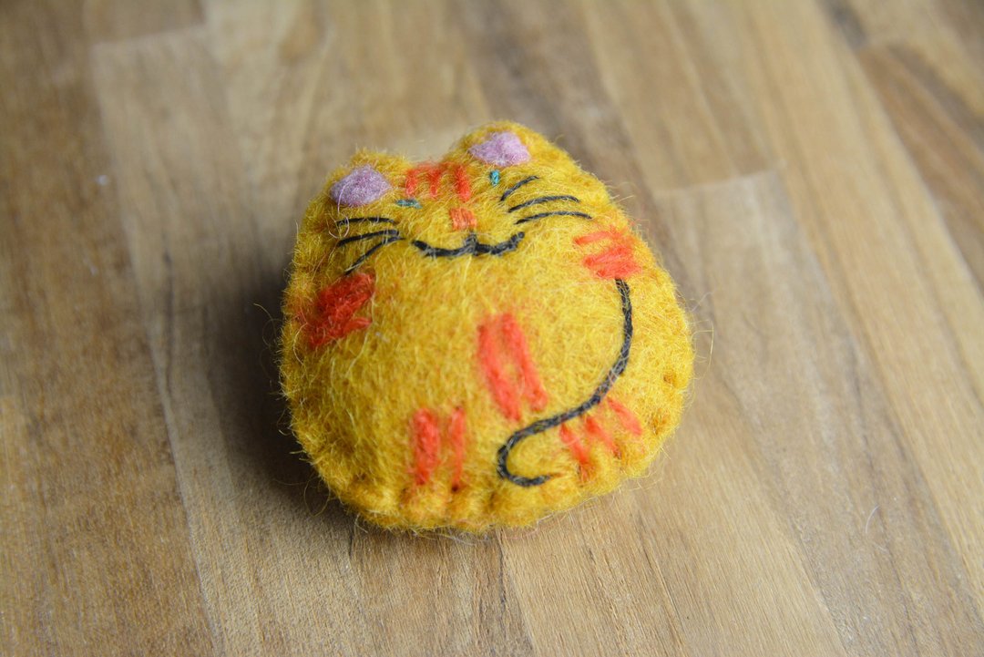 羊毛毡猫咪别针＿橘猫＿公平贸易 - 胸针 - 羊毛 金色