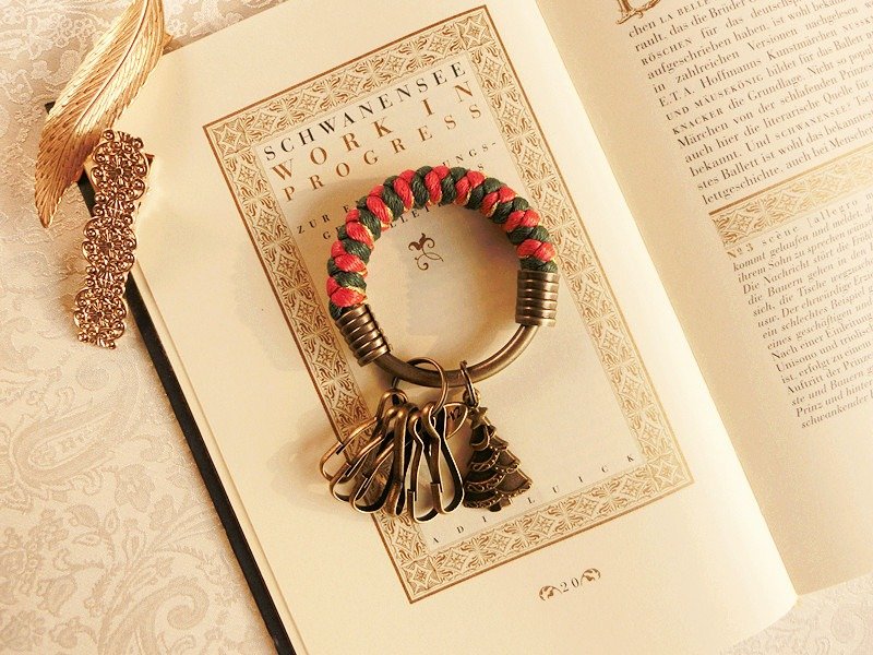 【UNA-优娜手作】耶诞金葱限定款钥匙圈(小)5.3-圣诞树 {UNA}圣诞快乐 / 钥匙圈/ 交换礼物 / 耶诞限定 / 手工编织 - 钥匙链/钥匙包 - 其他金属 红色