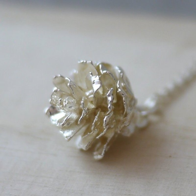 【金＊夏琳 · 饰品】 黄金松果项链 银白色 - 项链 - 其他金属 