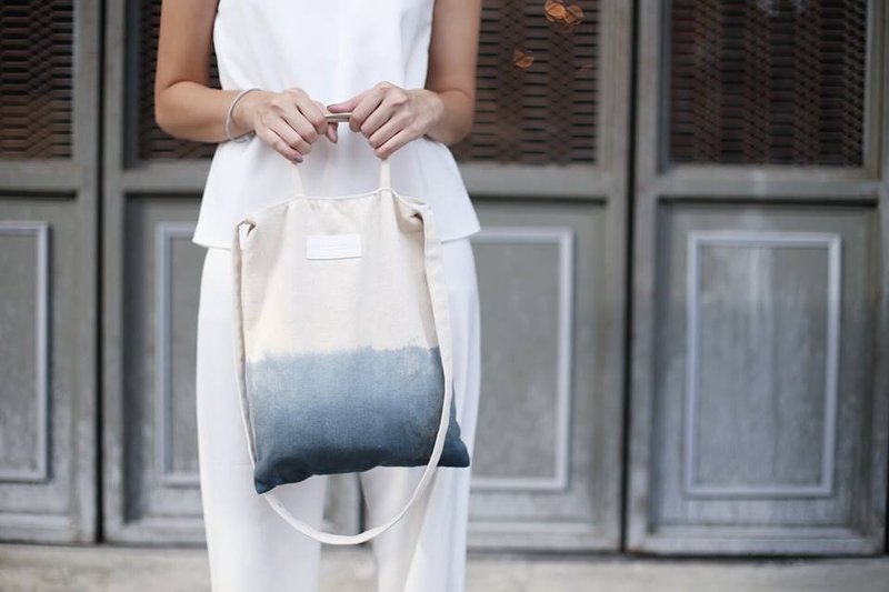 手染靛蓝／深蓝渐层双用帆布包 - 侧背包/斜挎包 - 植物．花 蓝色