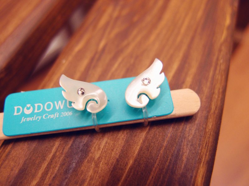 《DODOWU手作轻珠宝》梦想之翼~【手工精雕蝶贝●耳环】可以改夹式 - 耳环/耳夹 - 宝石 白色