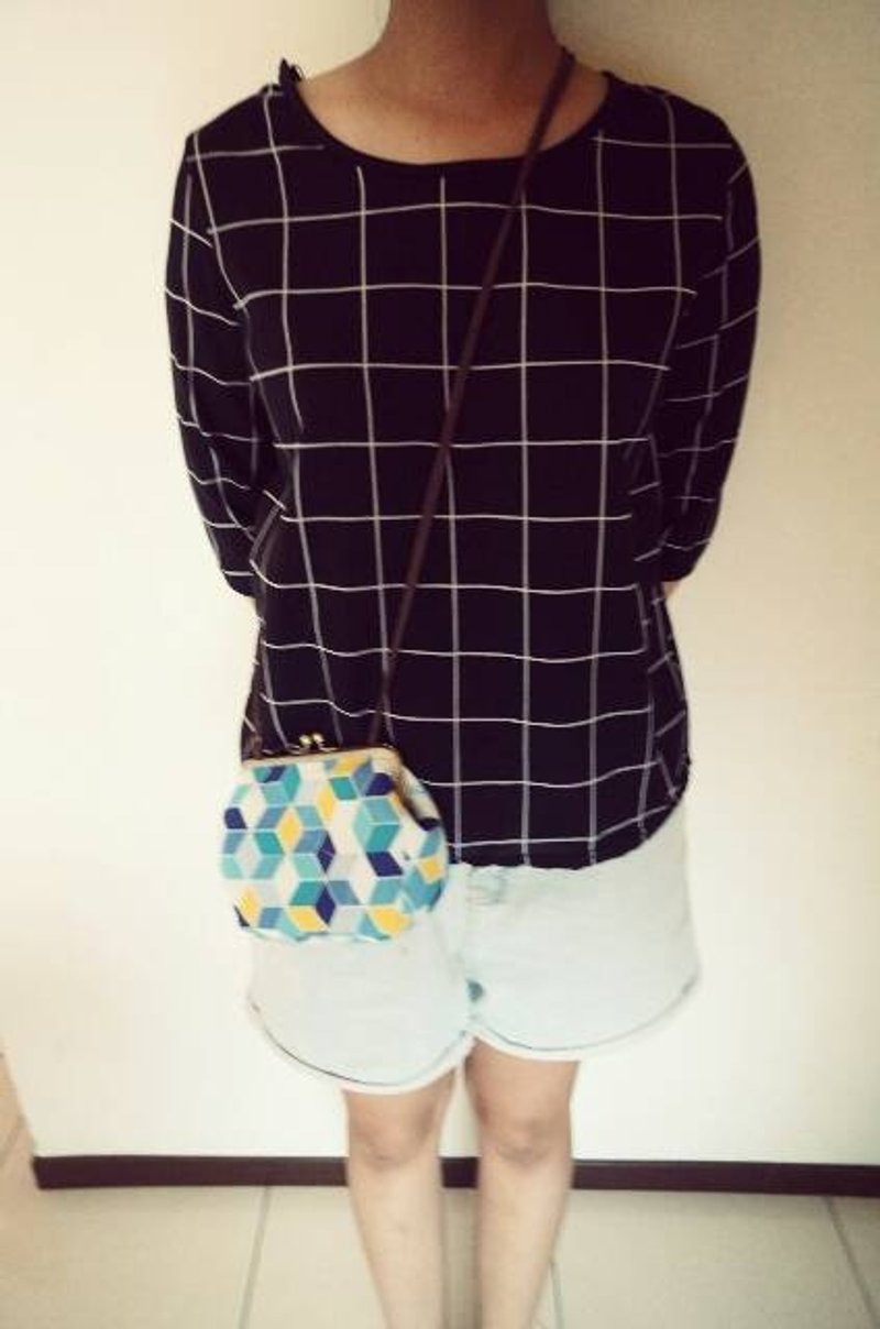 蓝几何遇上口金包/相机包/化妆包/杂物包/大容量 - 化妆包/杂物包 - 其他材质 蓝色