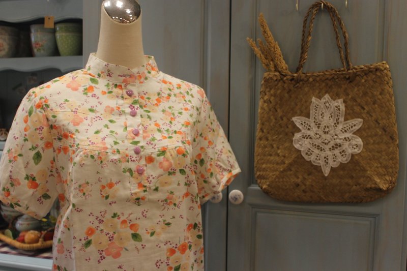 中文名称Oleta的手作衣╭＊{小立领米底橘小花二重棉纱短袖长上衣}  - 女装上衣 - 其他材质 卡其色