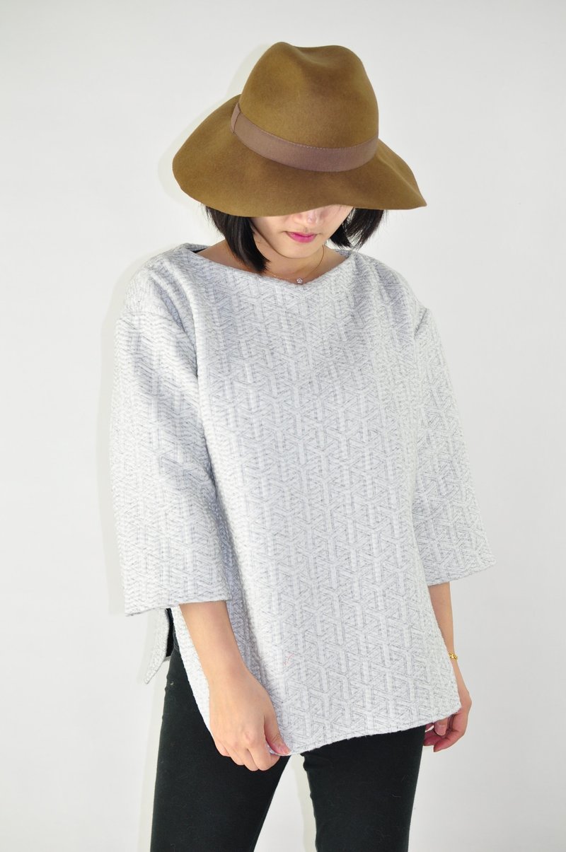 Flat 135 X 台湾设计师系列 八分袖 白色 羊毛上衣 10%羊毛 下摆特殊剪裁 宽松 冬天的厚度 冬天款 内部是棉绒 可以有不同风格搭配 限定期间8折 圣诞节 圣诞 耶诞 交换礼物 派对 新年 情人节穿搭 - 女装上衣 - 羊毛 白色