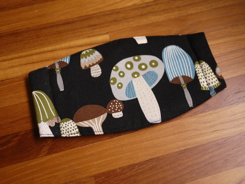 【Katie．C 凯蒂．心．手感生活】冬天的暖心小物=手作口罩=菇菇森林=黑 - 口罩 - 其他材质 黑色