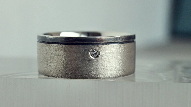 OldNew Lady-925纯银系列“注纪-宽板”中性磨砂镶鑚戒指-手工制作(订做款) - 戒指 - 宝石 灰色