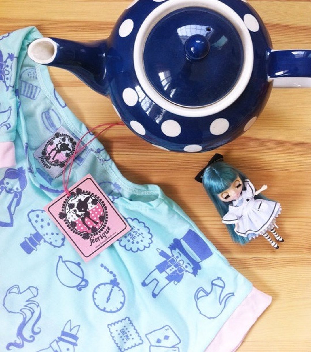 Cute Alice In Wonderland cropped tee - 女装 T 恤 - 棉 蓝色