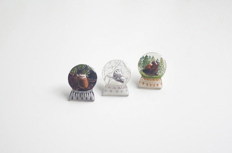 ［独角森林］凝视小时光 迷你雪花球景胸针 - 胸针 - 其他材质 
