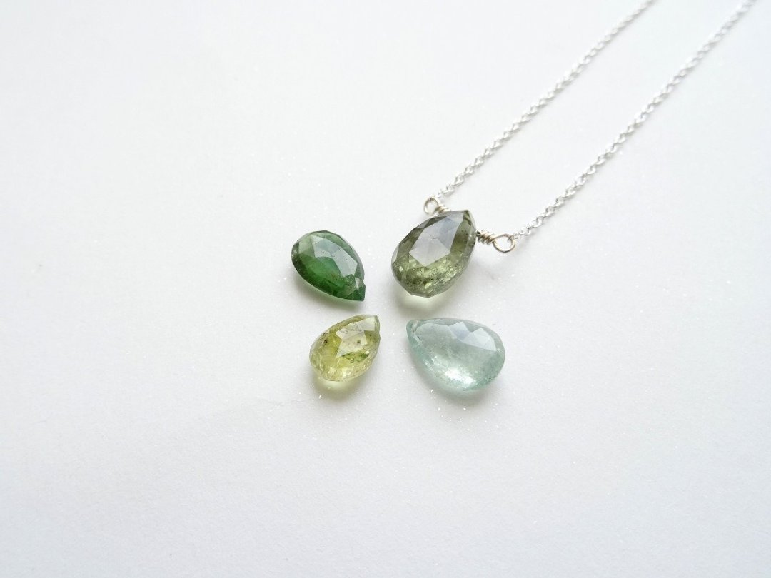 ::轻珠宝:: 单颗水滴切面 Tourmaline 碧玺纯银裸感项链 / 锁骨链 (浅橄榄绿) - 项链 - 宝石 绿色