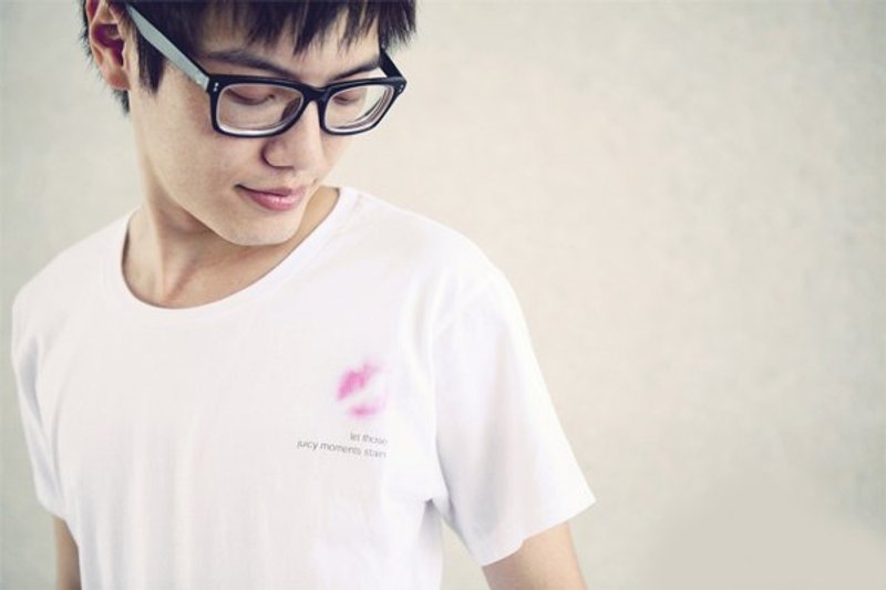 Oops! TEE 纯手绘制作 【KISS】(含胚布束口袋) 全馆免运 - 女装 T 恤 - 棉．麻 粉红色