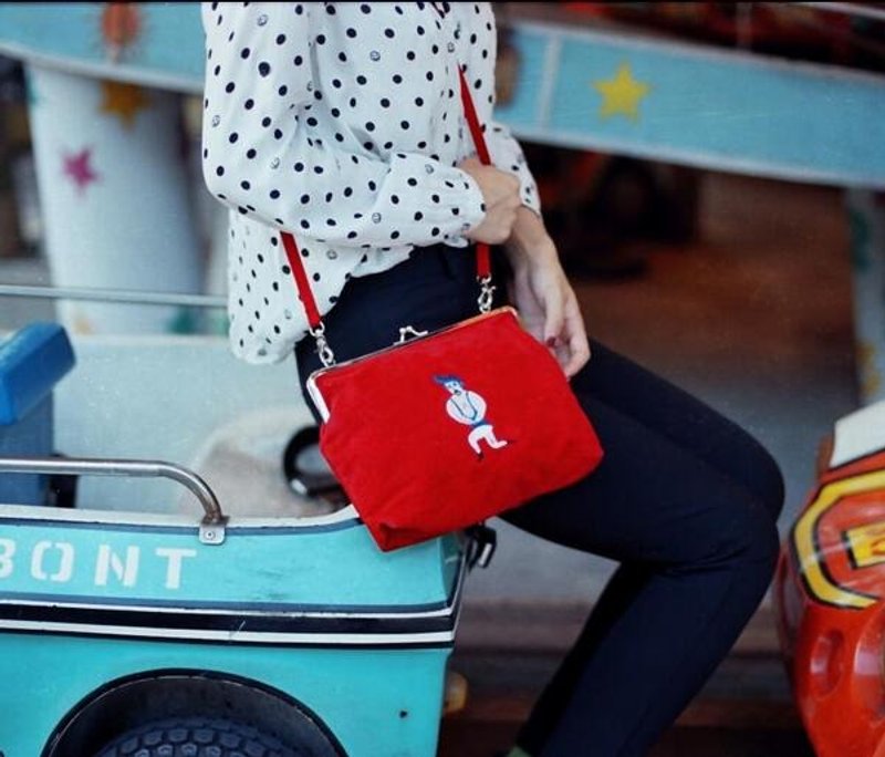 YIZISTORE 刺繡單肩斜挎 口金包-红色健美先生 - 侧背包/斜挎包 - 其他材质 红色