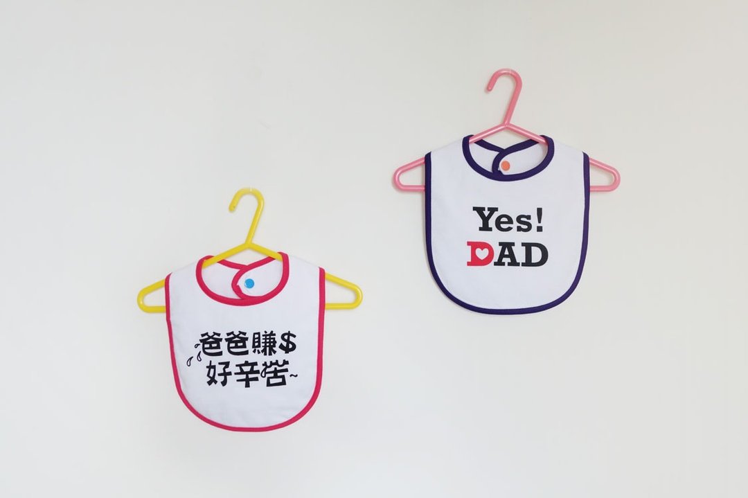 ‘心里话系列’爸爸辛苦了 围兜兜组合 （深桃红＋YES DAD 2件一组） - 围嘴/口水巾 - 棉．麻 白色