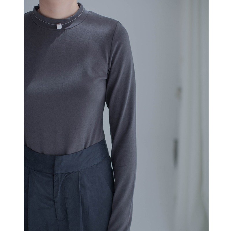 【深灰色】袖子超长的小圆领打底衫 黑白深灰三色 日本进口客供面料 亲肤材质 弹力针织半高领长袖T恤 秋冬新款 | 番塔塔原创独立设计 - 女装 T 恤 - 其他材质 灰色