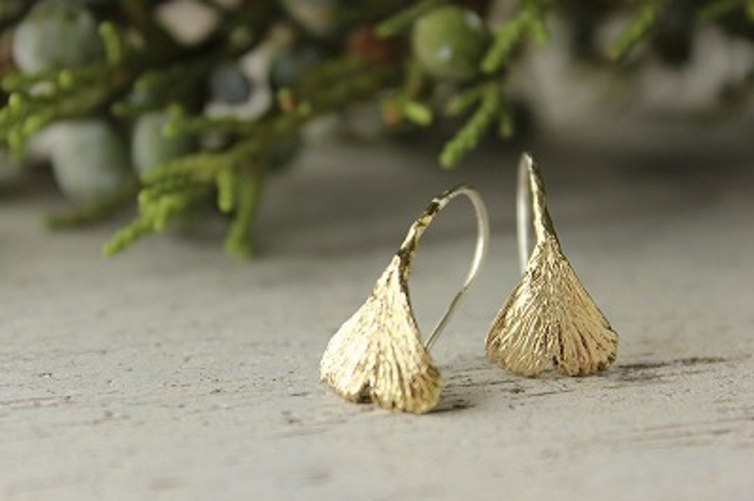 Brass ginkgo earrings - 耳环/耳夹 - 其他金属 黄色