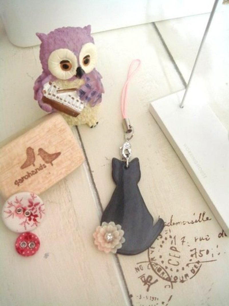 garohands 黑猫咪背影手作手机吊饰 /日系 / 杂货 / 手作 饰品 / 疗愈系 - 吊饰 - 其他材质 