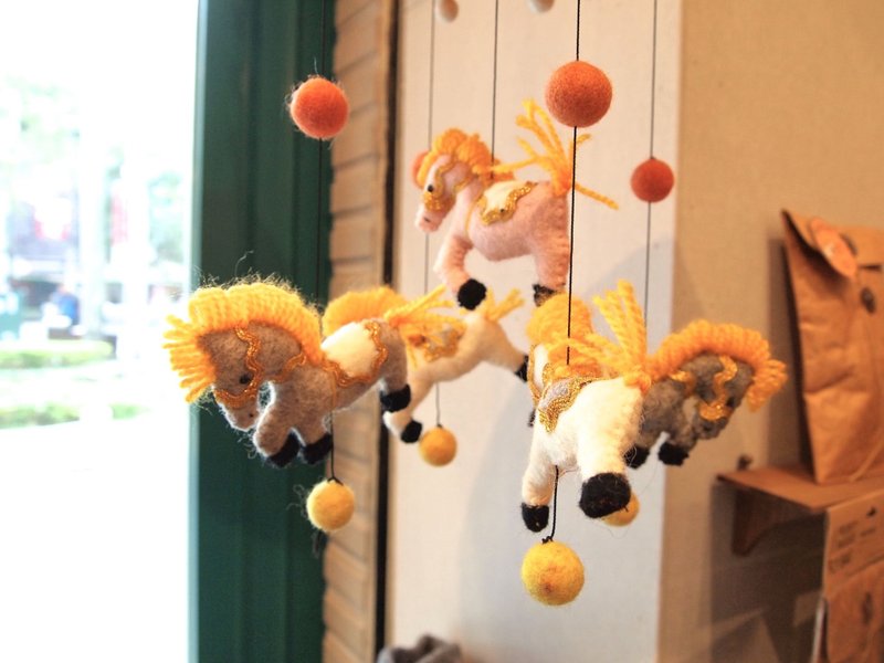 Japaindia羊毛毡居家吊饰/旋转飞马球球儿（BJB1512018） - 墙贴/壁贴 - 其他材质 黄色