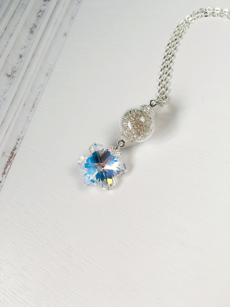 ‘冬日雪花’闪耀水晶雪花银白玻璃颈链 (冬日限定品) - 颈链 - 玻璃 白色