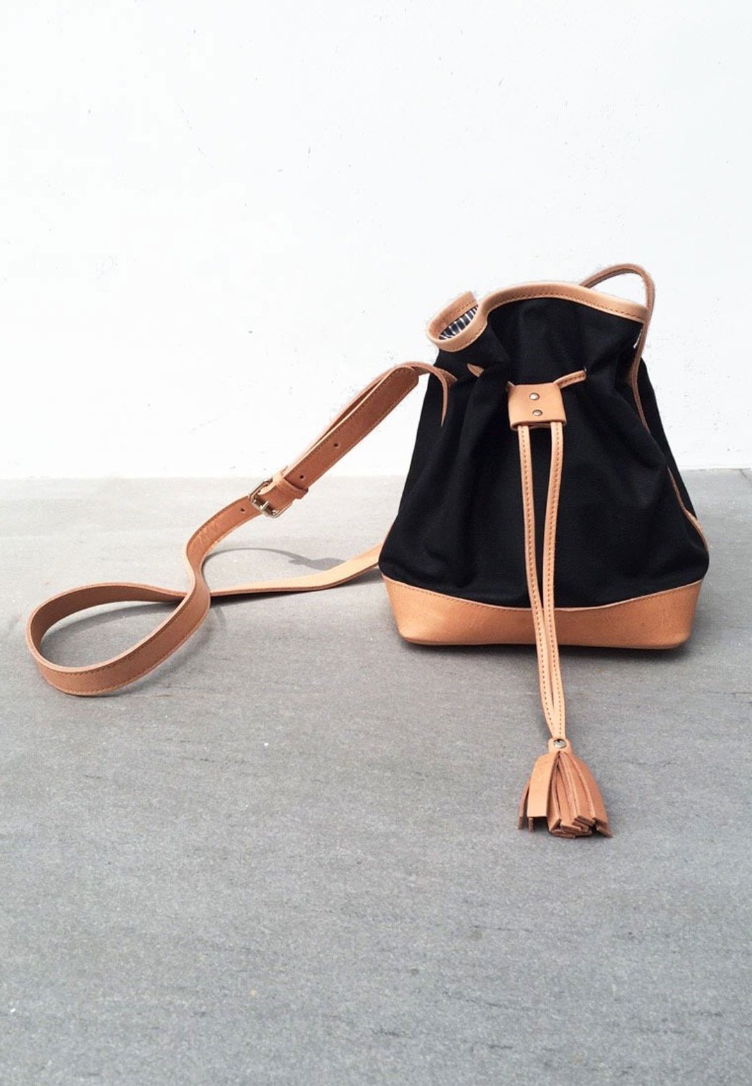 Mini Tassel Bucket Black - 侧背包/斜挎包 - 真皮 黑色