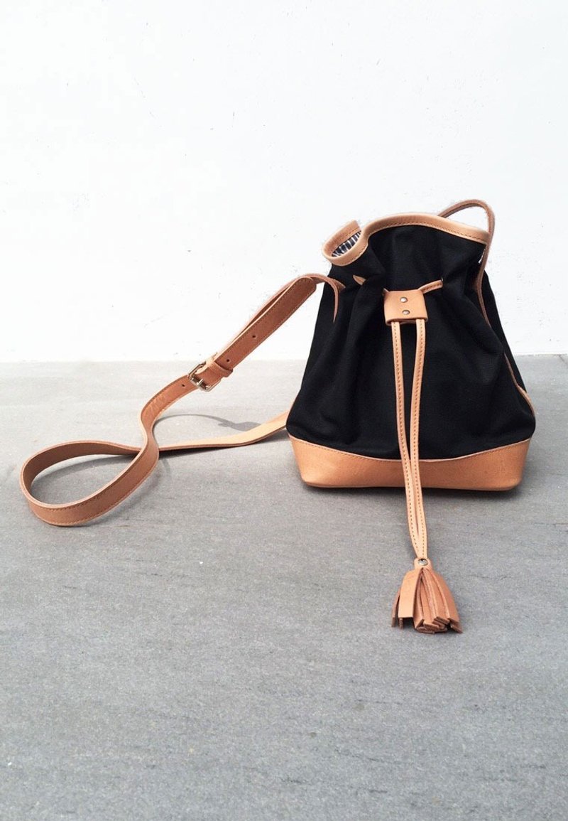 Mini Tassel Bucket Black - 侧背包/斜挎包 - 真皮 黑色
