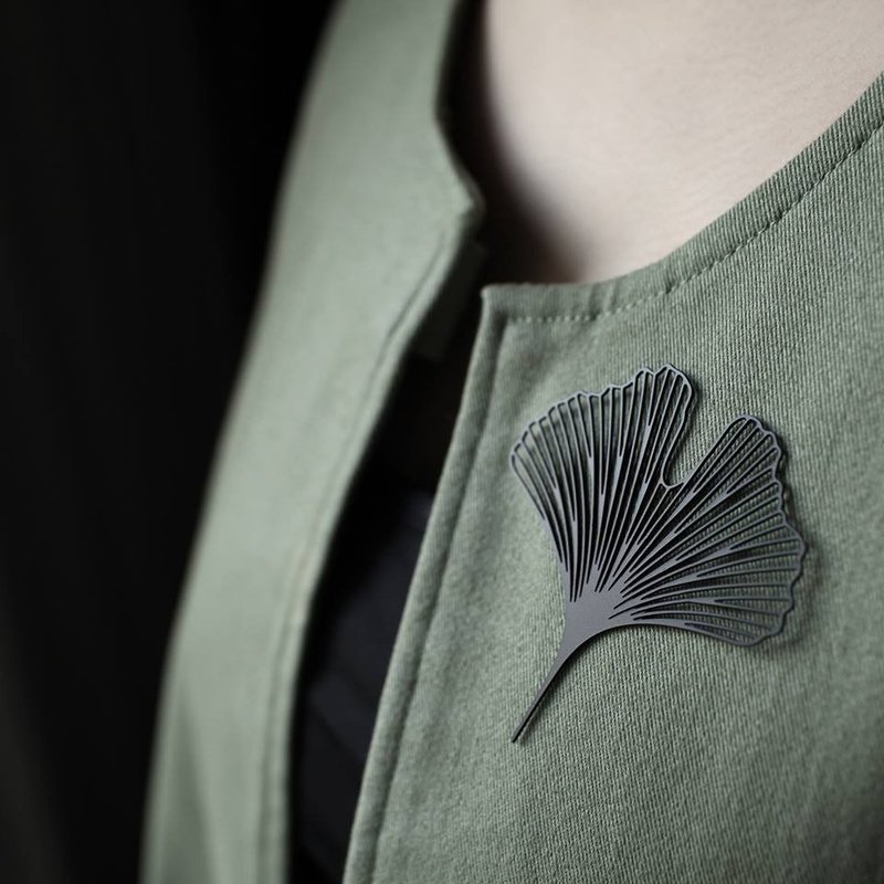 黑银杏胸针 Black Ginkgo Brooch - 胸针 - 其他金属 黑色
