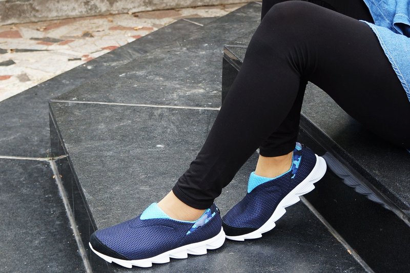 健走女鞋/深海蓝搭天空青/适合健走、休闲旅游、上班 - 女款运动鞋/球鞋 - 其他材质 蓝色