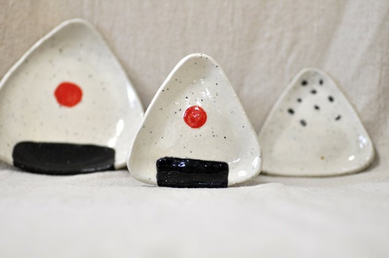 梅子饭团小陶盘 - 盘子/餐盘/盘架 - 陶 白色