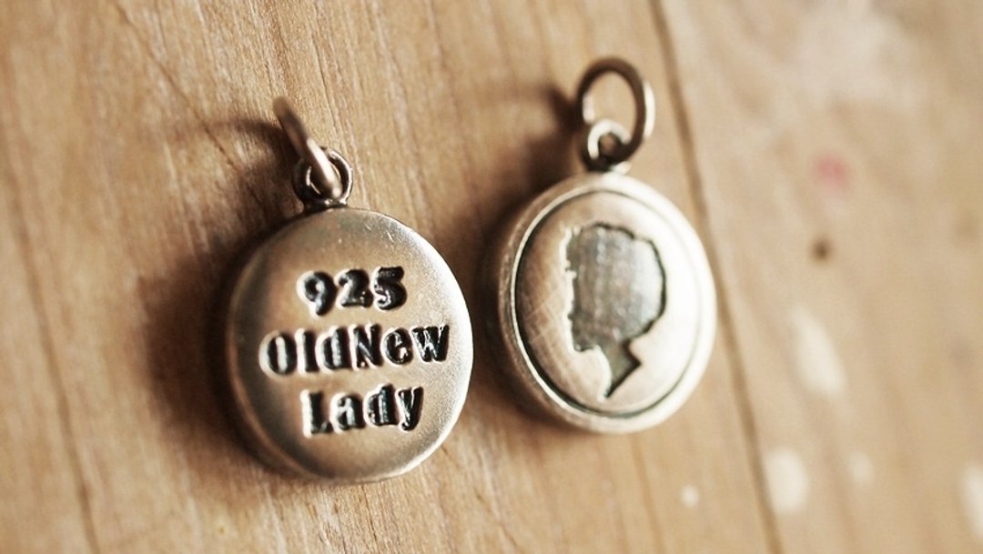 OldNew Lady-925银LOGO圆形吊牌坠子-订做 礼物(预订) - 项链 - 宝石 灰色