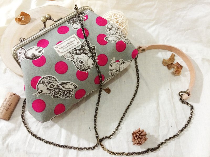 手作古铜口金包 两用斜背原皮链条包 化妆包-爱丽丝的兔子逃跑了 - 侧背包/斜挎包 - 其他材质 灰色