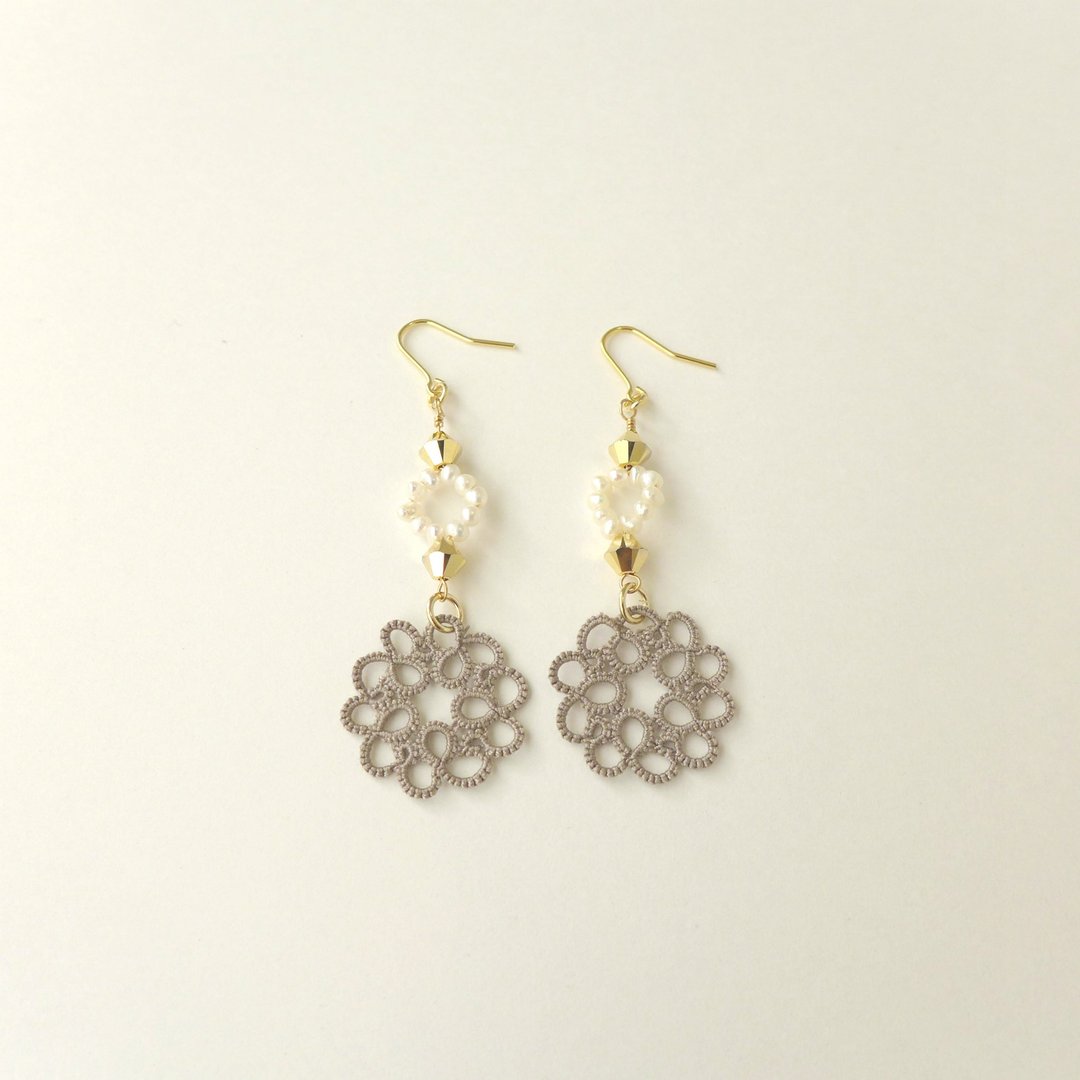 Tatting and freshwater pearl earrings - 耳环/耳夹 - 其他金属 咖啡色