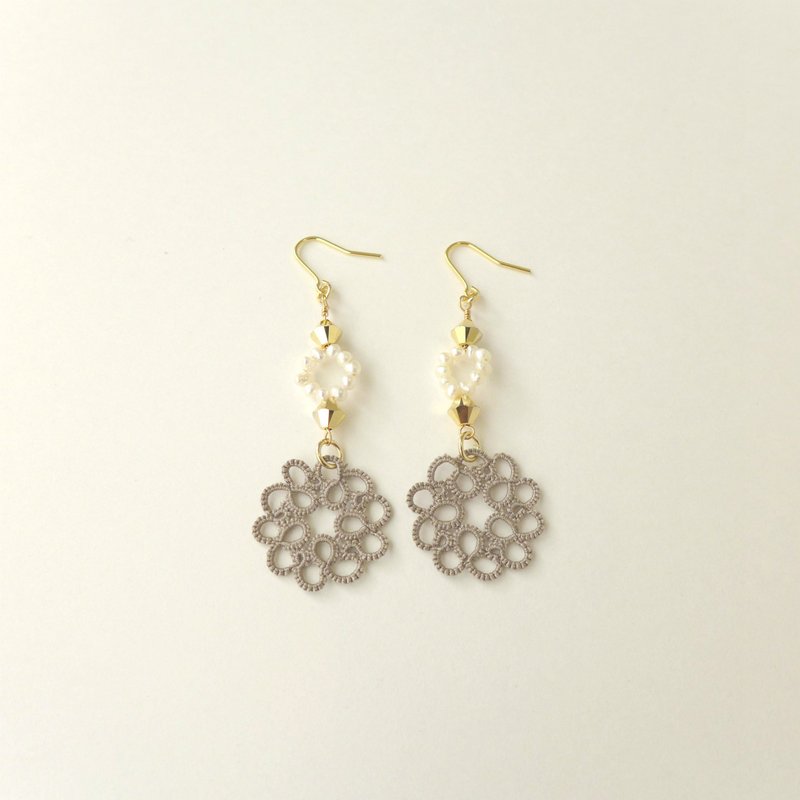 Tatting and freshwater pearl earrings - 耳环/耳夹 - 其他金属 咖啡色